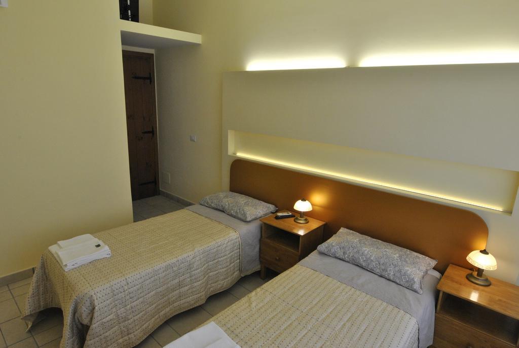 Готель Roma Tourist House Екстер'єр фото